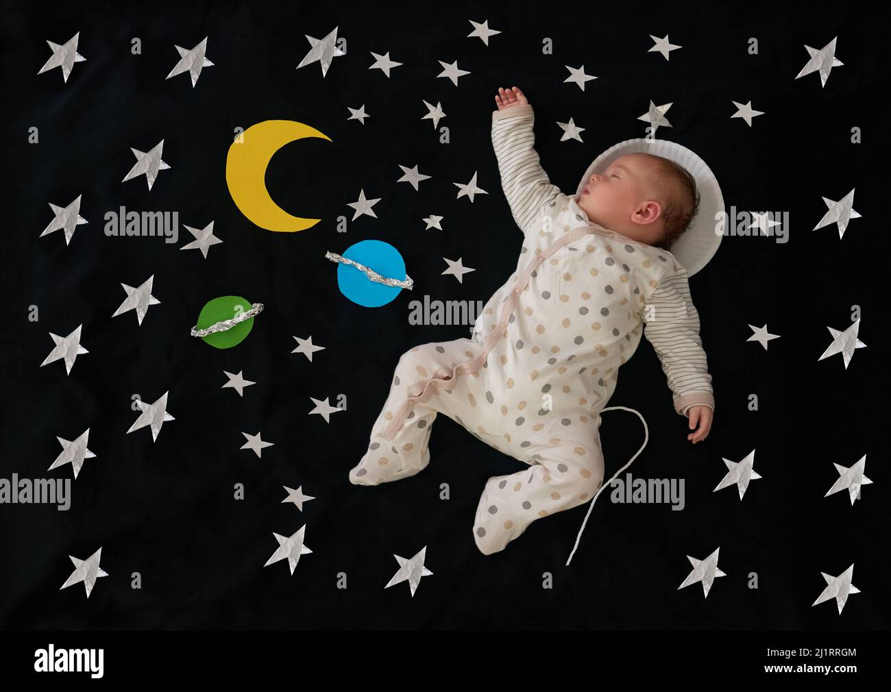 Sognate il piccolo grande. Scatto concettuale di una bambina come astronauta su uno sfondo spaziale. Foto Stock