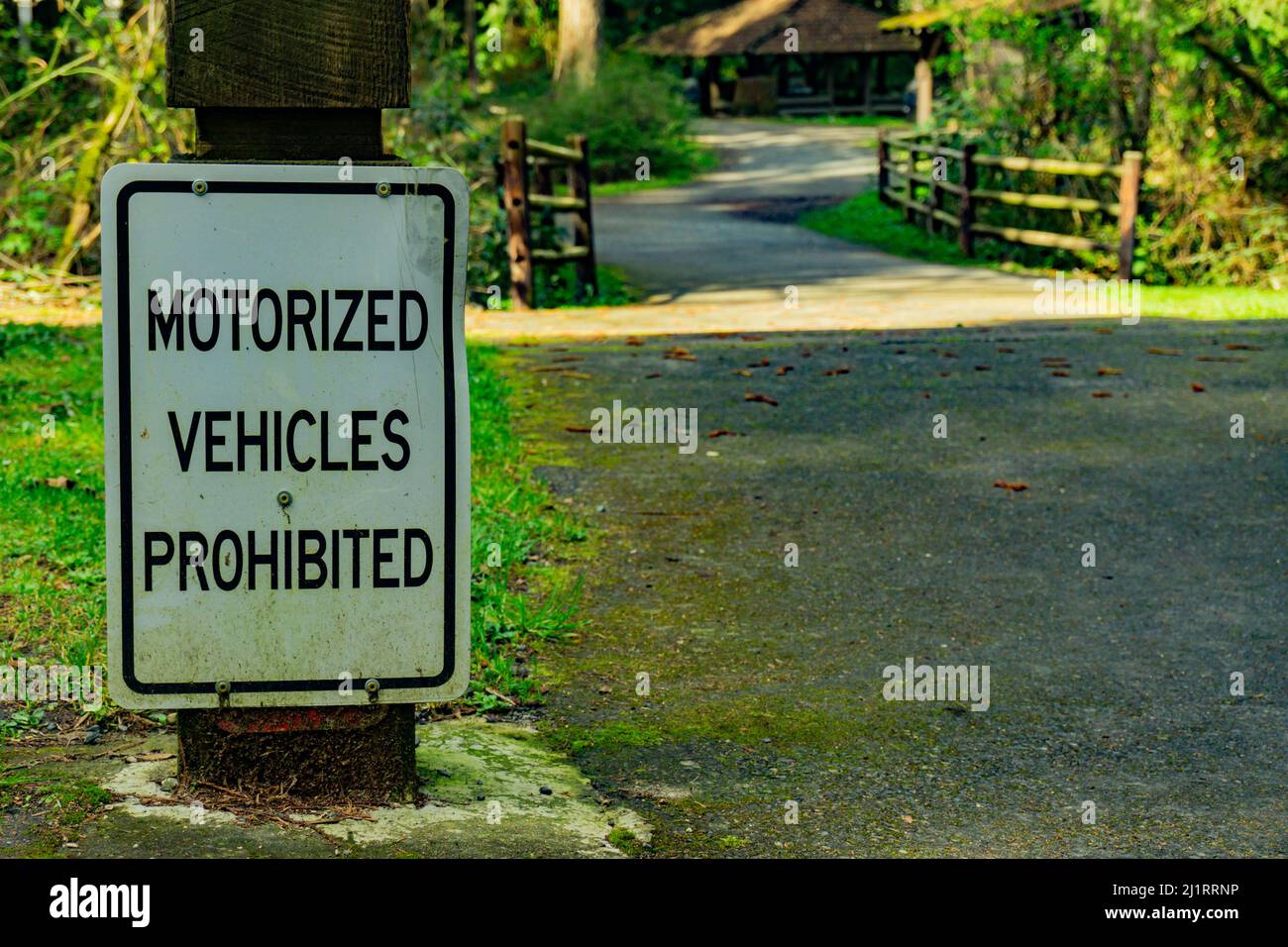 Segnale che impedisce l'ingresso dei veicoli motorizzati. Legge i veicoli motorizzati vietati. Foto Stock