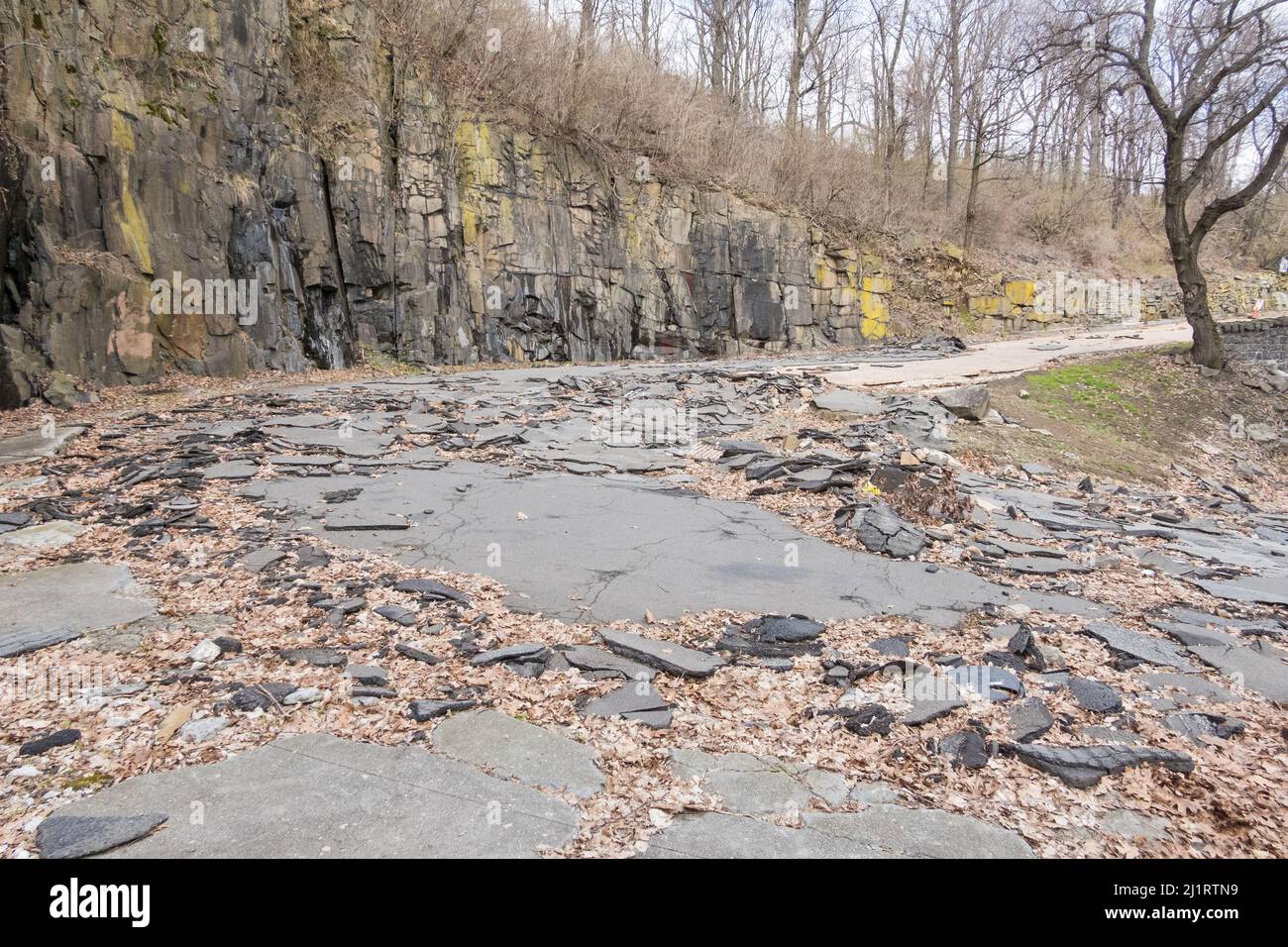 Dopo l'uragano, tempesta tropicale Ida - marciapiede danneggiato su Dyckman Hill Road, ingresso delle scogliere di Englewood al Palisades Interstate Park, NJ Foto Stock