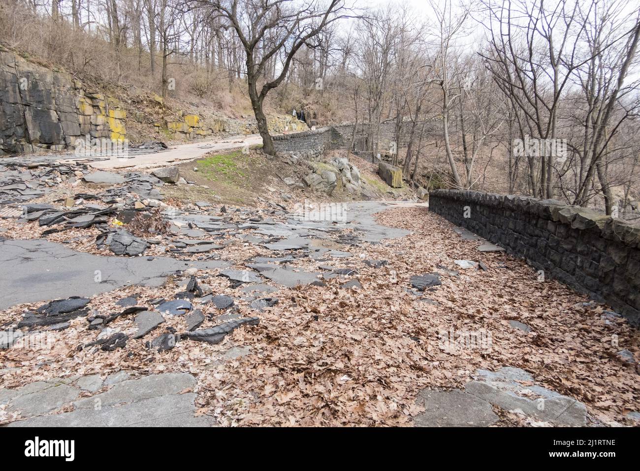 Dopo l'uragano, tempesta tropicale Ida - marciapiede danneggiato su Dyckman Hill Road, ingresso delle scogliere di Englewood al Palisades Interstate Park, NJ Foto Stock