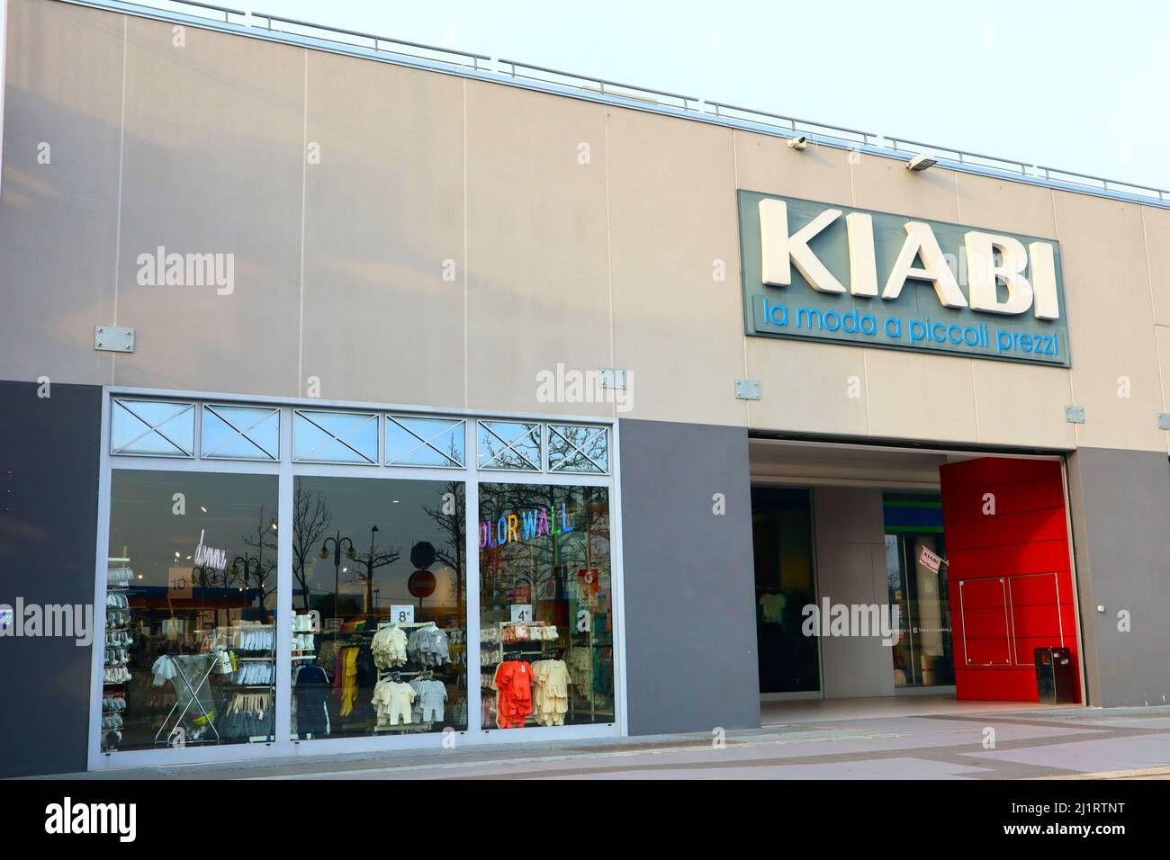 NEGOZIO KIABI. KIABI è famoso marchio francese di abbigliamento e accessori  moda per bambini e adulti Foto stock - Alamy