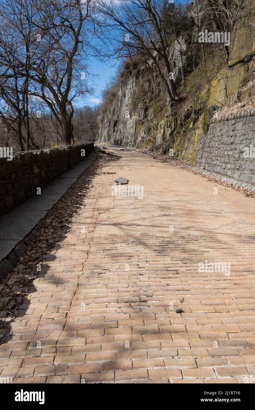 Dopo l'uragano, tempesta tropicale Ida - marciapiede danneggiato su Dyckman Hill Road, ingresso delle scogliere di Englewood al Palisades Interstate Park, NJ Foto Stock