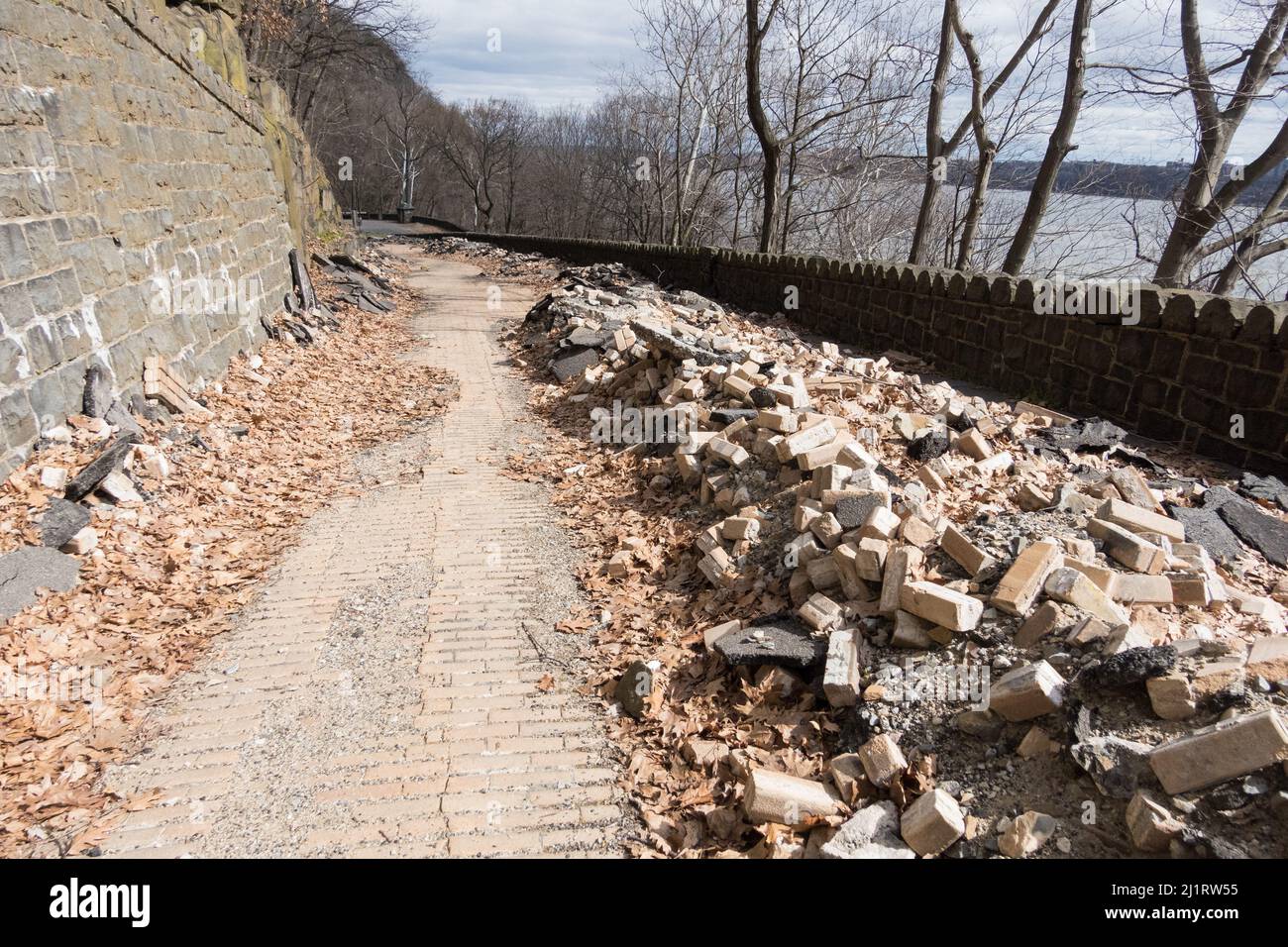 Dopo l'uragano, tempesta tropicale Ida - marciapiede danneggiato su Dyckman Hill Road, ingresso delle scogliere di Englewood al Palisades Interstate Park, NJ Foto Stock