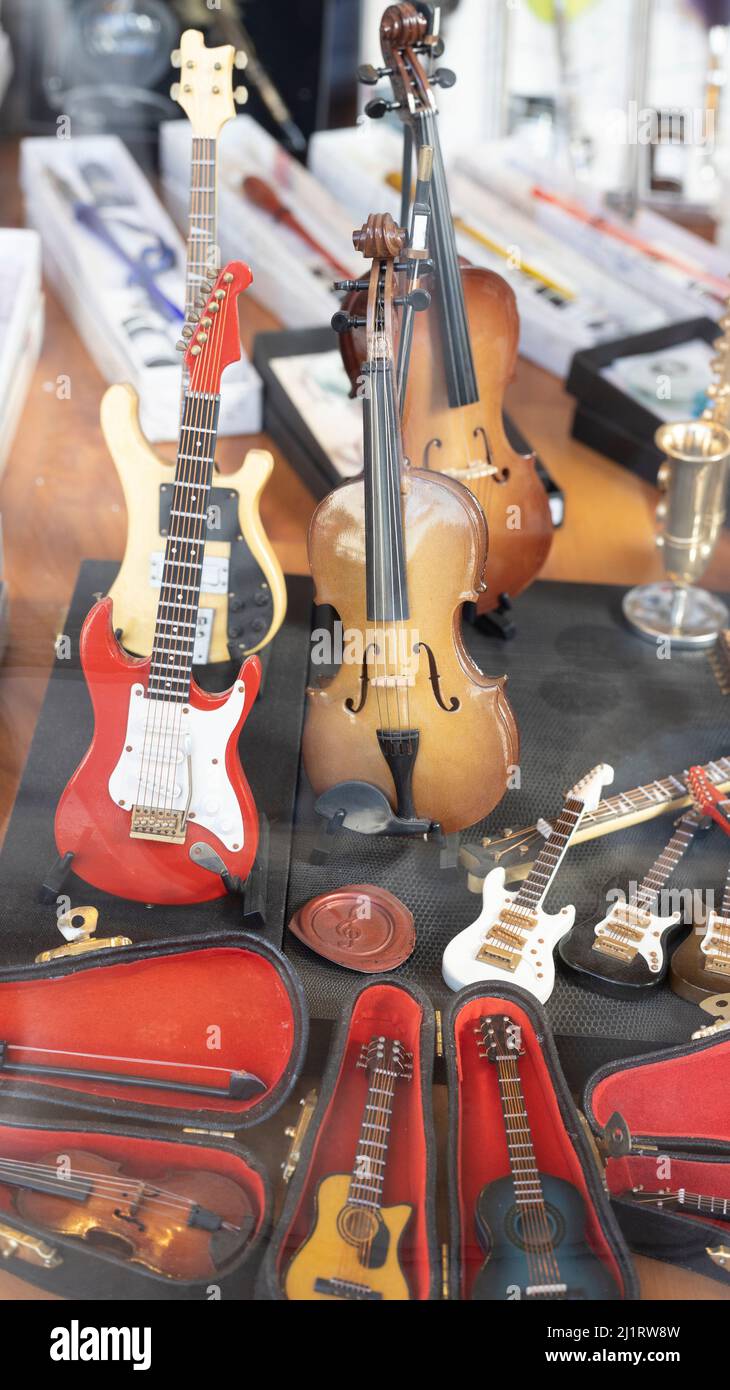 primo piano per chitarra in miniatura. Elemento decorativo sul tavolo. Primo piano. Foto Stock