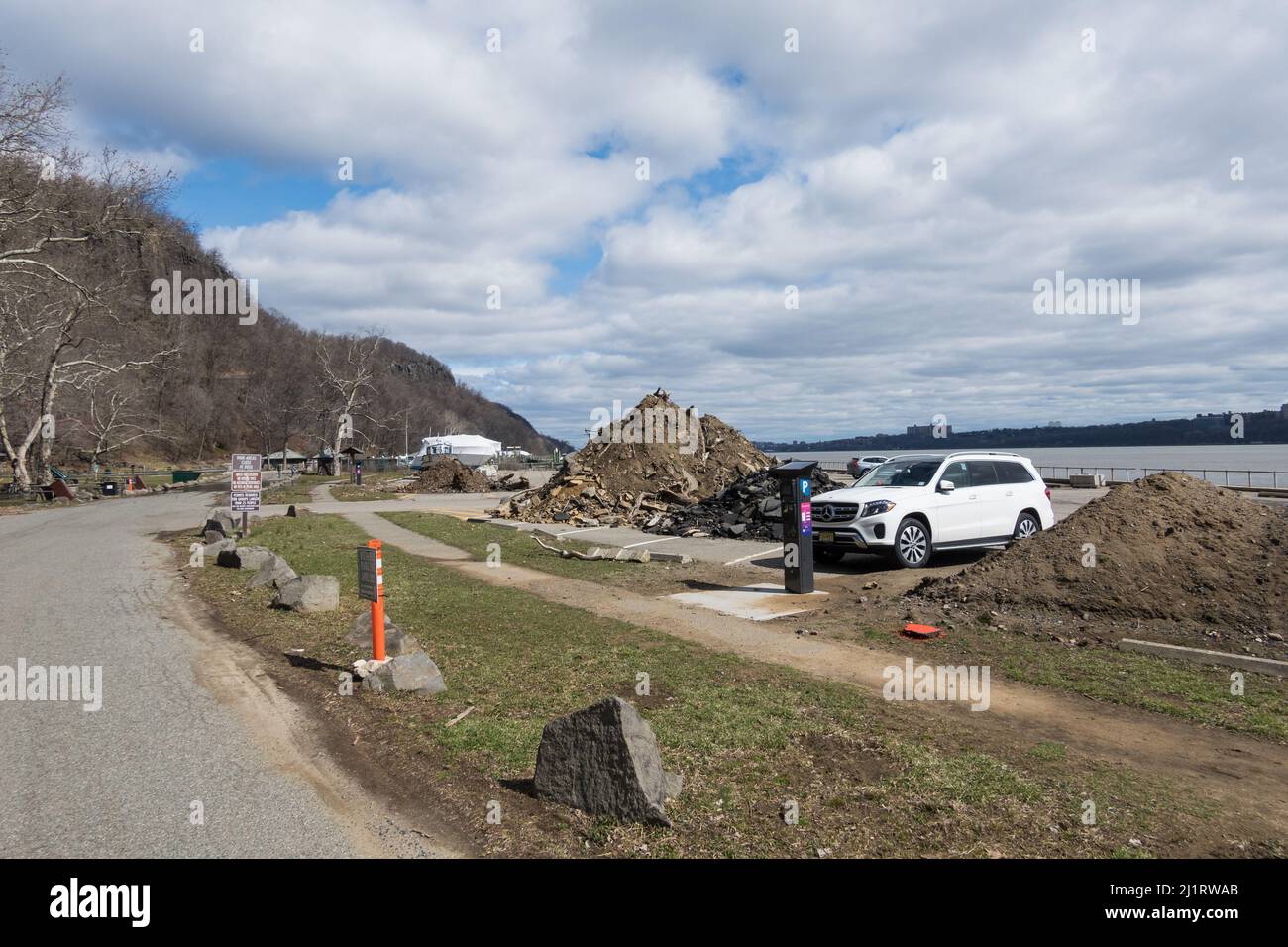 Attuale sguardo al parcheggio di Englewood picnic Area, Palisades Interstate Park, Bergen County, NJ dopo la tempesta Ida danni / pulizia Foto Stock