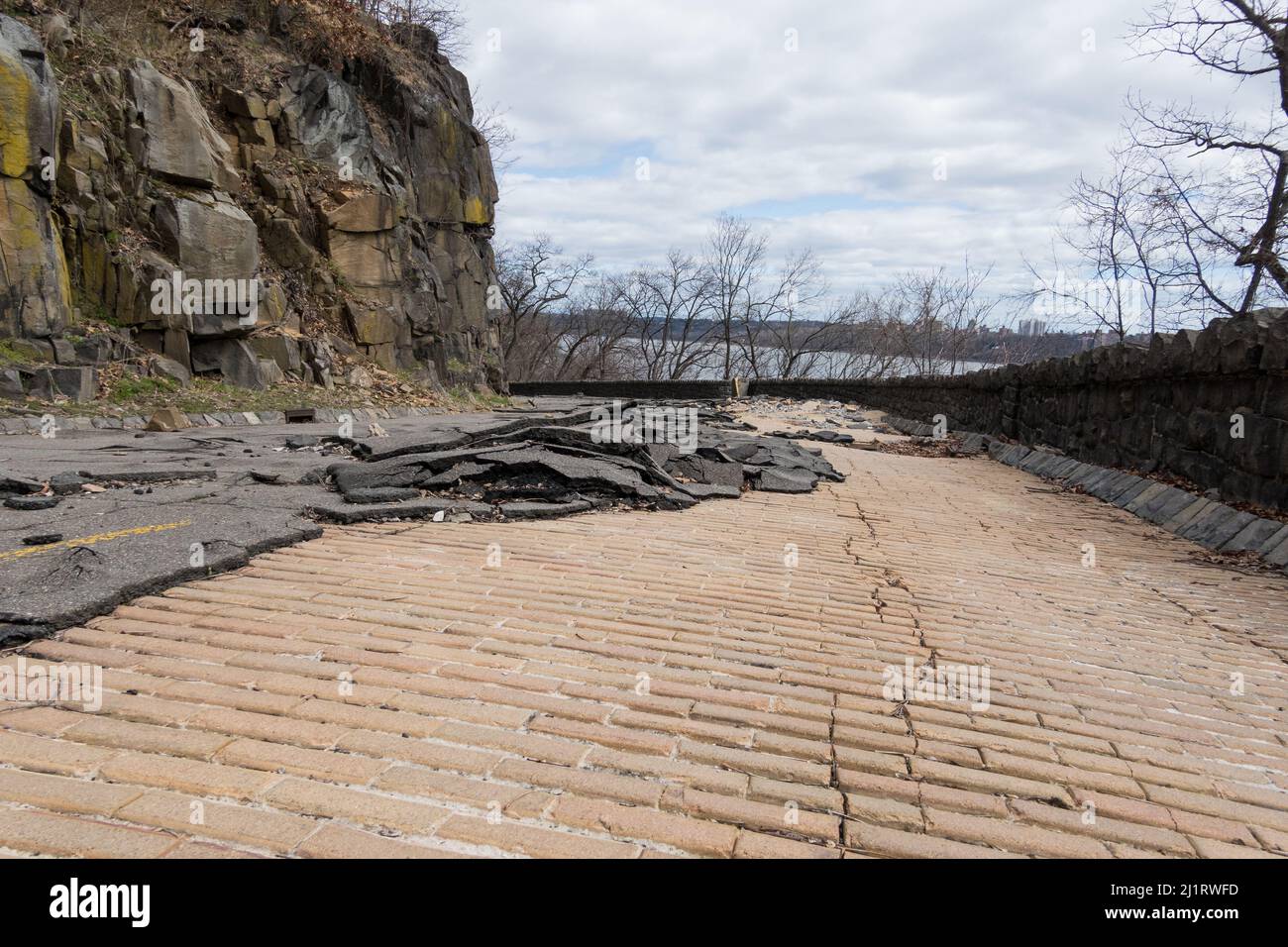 Dopo l'uragano, tempesta tropicale Ida - marciapiede danneggiato su Dyckman Hill Road, ingresso delle scogliere di Englewood al Palisades Interstate Park, NJ Foto Stock