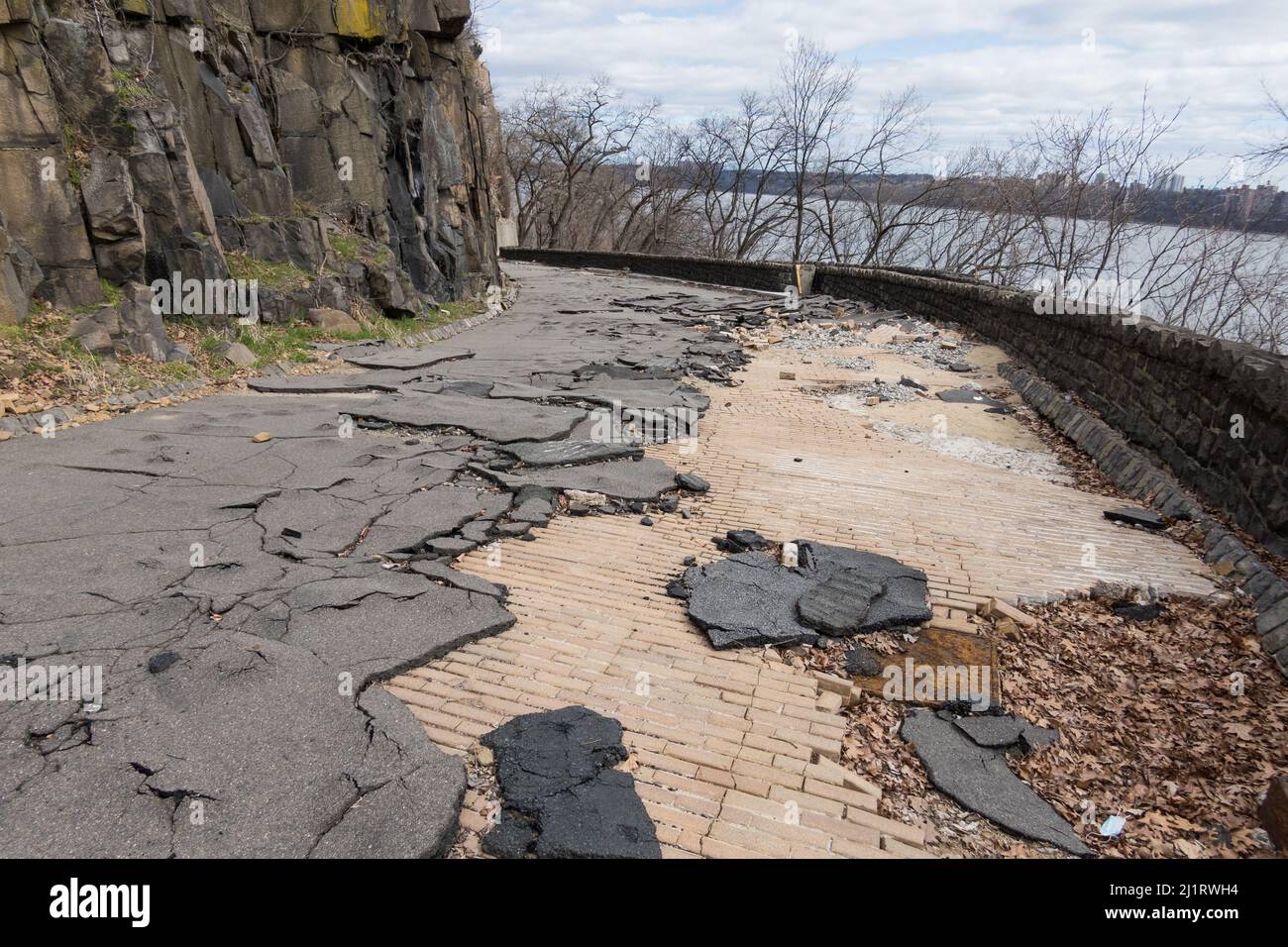 Dopo l'uragano, tempesta tropicale Ida - marciapiede danneggiato su Dyckman Hill Road, ingresso delle scogliere di Englewood al Palisades Interstate Park, NJ Foto Stock