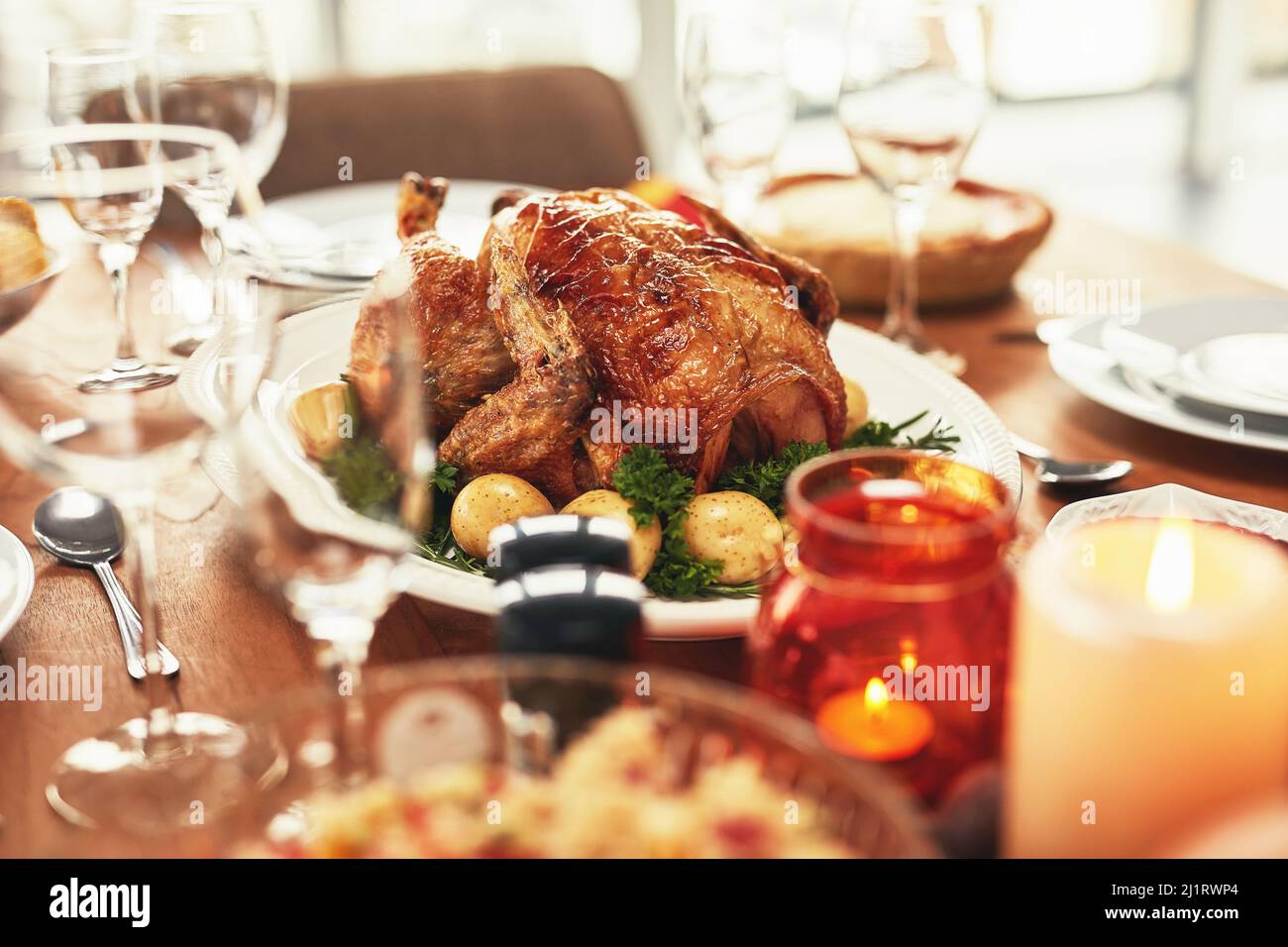 Non pollo fuori. Shot di una festa su un tavolo da pranzo senza persone a esso. Foto Stock