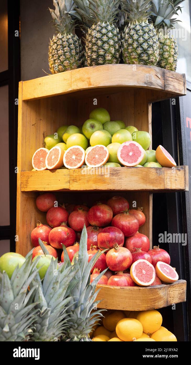 Frutta sul bancone. Succhi e bevande. Primo piano. Foto Stock