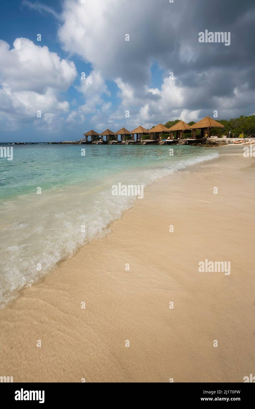 Spiagge dorate e acque turchesi di Aruba sulle rive dell'Isola di Flamingo. Foto Stock