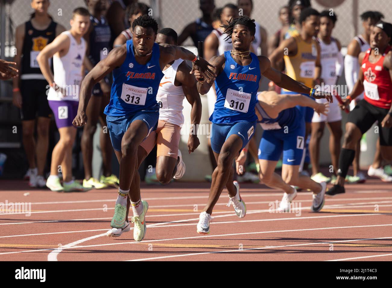 Il PJ Austin della Florida consegna il testimone a Joseph Fahnbulleh nel 4 x 100 durante il Clyde Littlefield Texas Relays del 94th, venerdì 25 marzo 2022, ad Aus Foto Stock