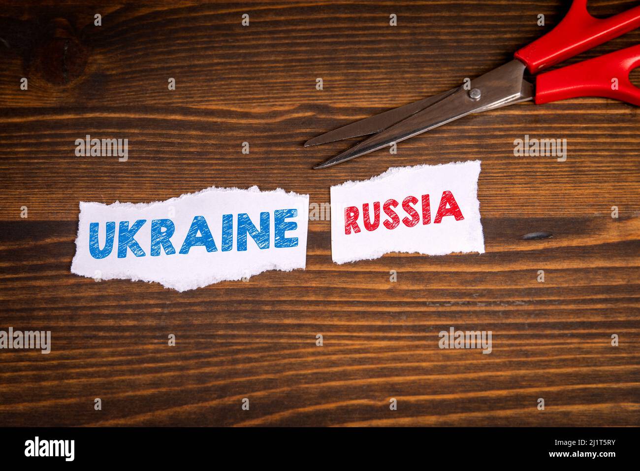 Cessazione delle relazioni diplomatiche tra Ucraina e Russia Concept. Foglio di carta e forbici. Foto Stock