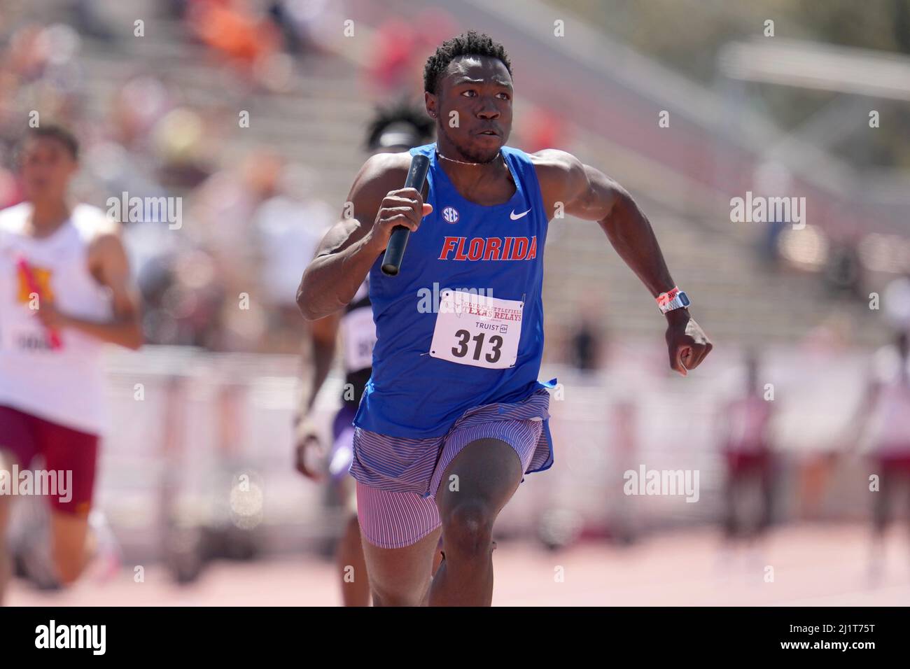 Joseph Fahnbulleh corre la gamba di ancoraggio sulla Florida Gators 4x100m relè che ha vinto nel 38,47 durante il 94th Clyde Littlefield Texas Relays, Sabato, M. Foto Stock