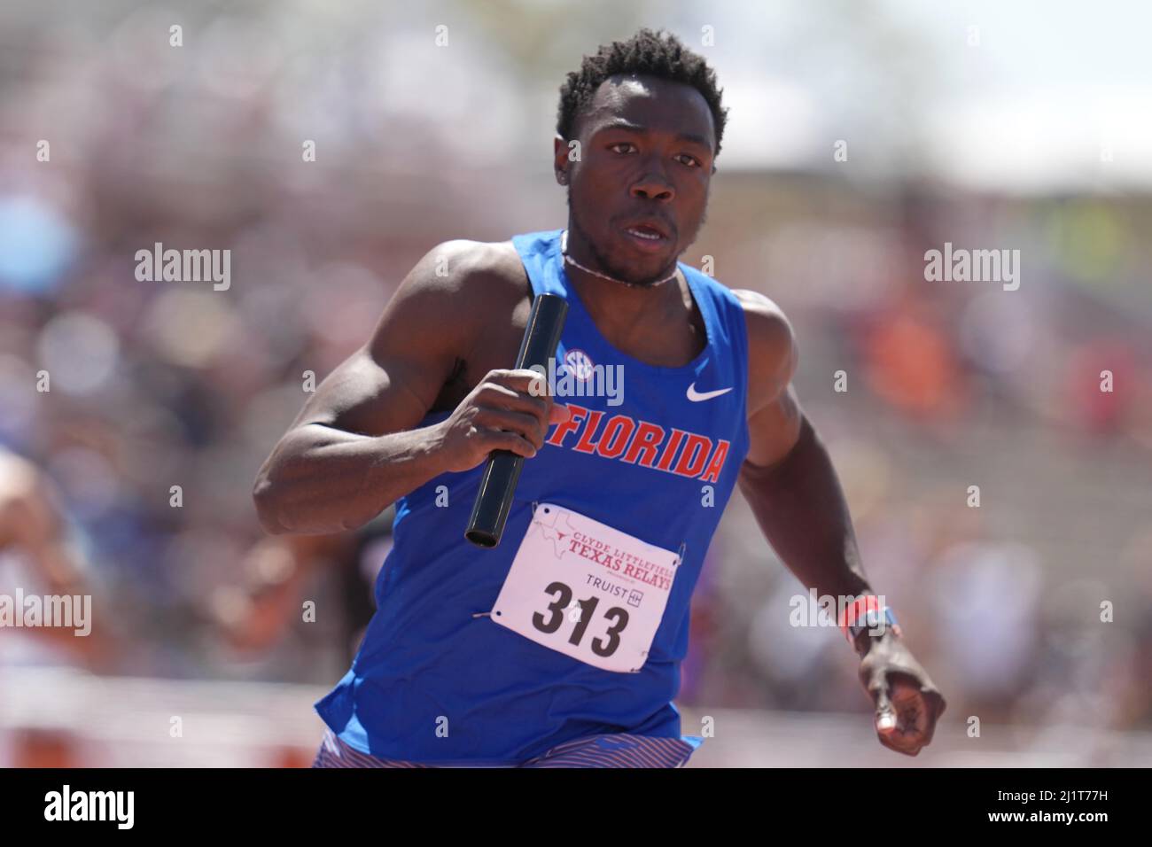 Joseph Fahnbulleh corre la gamba di ancoraggio sulla Florida Gators 4x100m relè che ha vinto nel 38,47 durante il 94th Clyde Littlefield Texas Relays, Sabato, M. Foto Stock