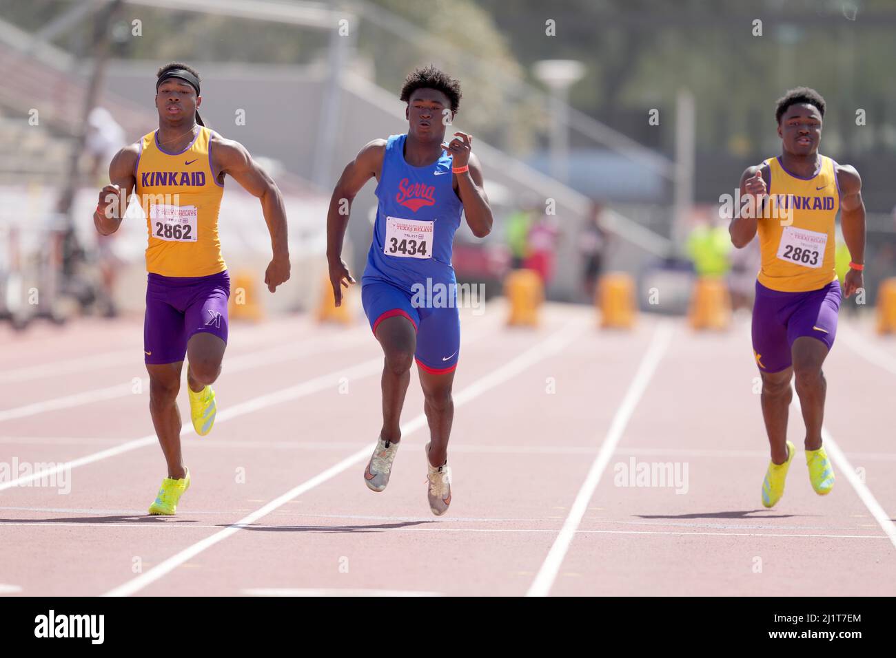 Rodrick Pleasant di Gardena Serra (3434) sconfigge Micah Bell (2862) e Cameron Henry (2863) della scuola di Kinkaid per vincere i ragazzi Divisione i 100m in A. Foto Stock