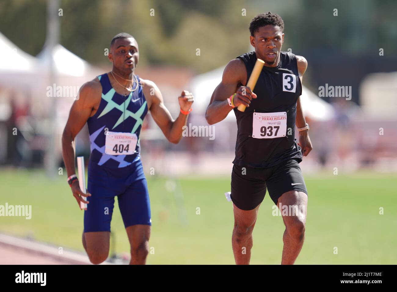 Tyler Terry dei Tiger Olympians sconfigge Khalifah Rosser di Hudle Mechanic sull'ancora del relè 4 x 400m, dalle 2:59,73 alle 3:00,07 durante il 94th Foto Stock