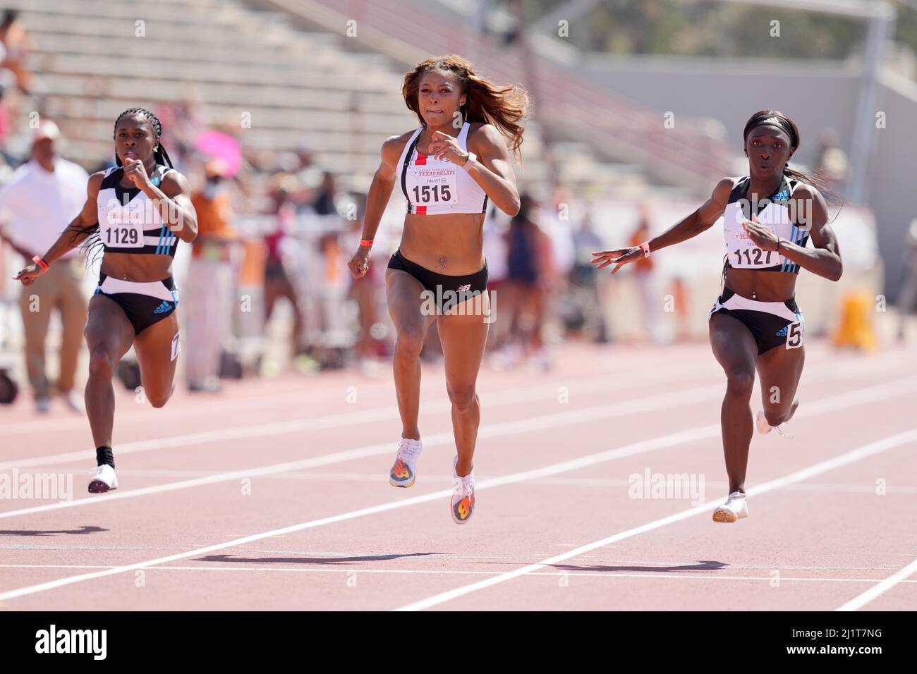 Gabby Thomas aka Gabrielle Thomas (al centro) sconfigge Tamara Clark (a destra) e Tynia Gaither per vincere l'invitazione femminile 100m nel 10,92 durante il 94 Foto Stock