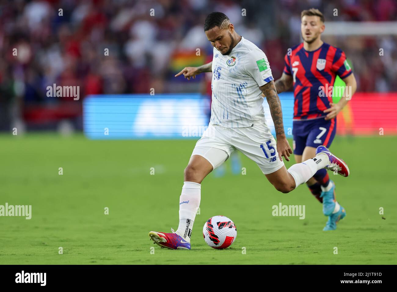 Orlando, Florida, Stati Uniti. 27 marzo 2022: IL difensore di Panama ERIC DAVIS (15) guida la palla durante la partita di qualificazione USMNT contro Panama CONCACACAF FIFA World Cup all'Exploria Stadium di Orlando, Fl il 27 marzo 2022. (Credit Image: © Cory Knowlton/ZUMA Press Wire) Credit: ZUMA Press, Inc./Alamy Live News Foto Stock