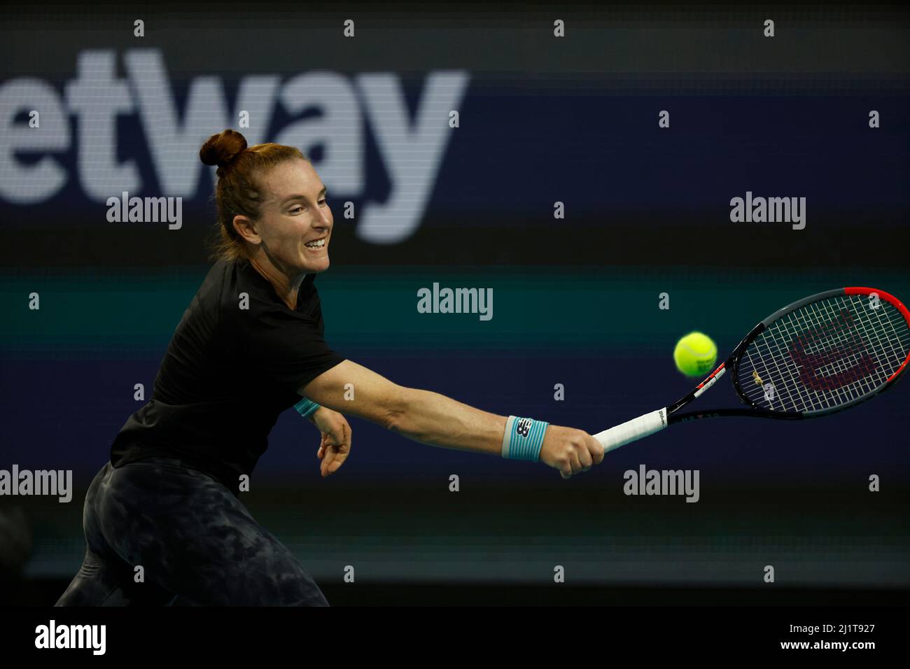 Miami Gardens, Florida, Stati Uniti. 27th Mar 2022. IgA Swiatek della Polonia sconfigge Madison Brenge degli Stati Uniti durante il Miami Open 2022 presentato da Itaú all'Hard Rock Stadium il 27 marzo 2022 a Miami Gardens, Florida persone: Madison Brenge Credit: Hoo Me/Media Punch/Alamy Live News Foto Stock