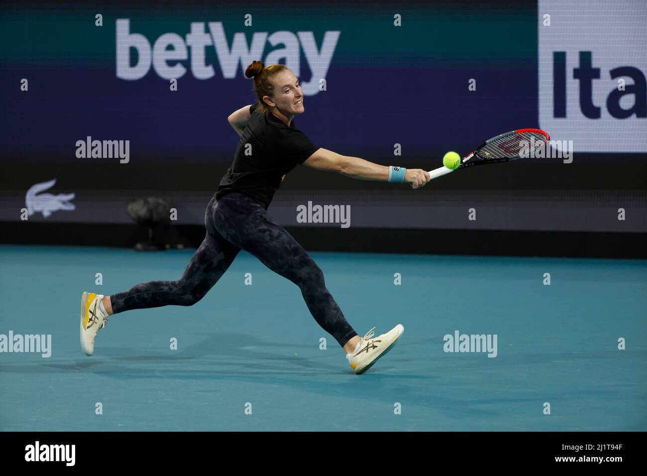 Miami Gardens, Florida, Stati Uniti. 27th Mar 2022. IgA Swiatek della Polonia sconfigge Madison Brenge degli Stati Uniti durante il Miami Open 2022 presentato da Itaú all'Hard Rock Stadium il 27 marzo 2022 a Miami Gardens, Florida persone: Madison Brenge Credit: Hoo Me/Media Punch/Alamy Live News Foto Stock