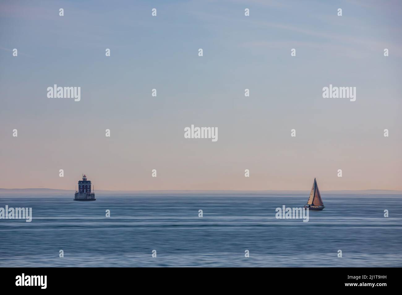 Una barca che passa il faro di New London Ledge a Groton, Connecticut sul Tamigi alla foce del porto di New London. Effetto Adamski Foto Stock