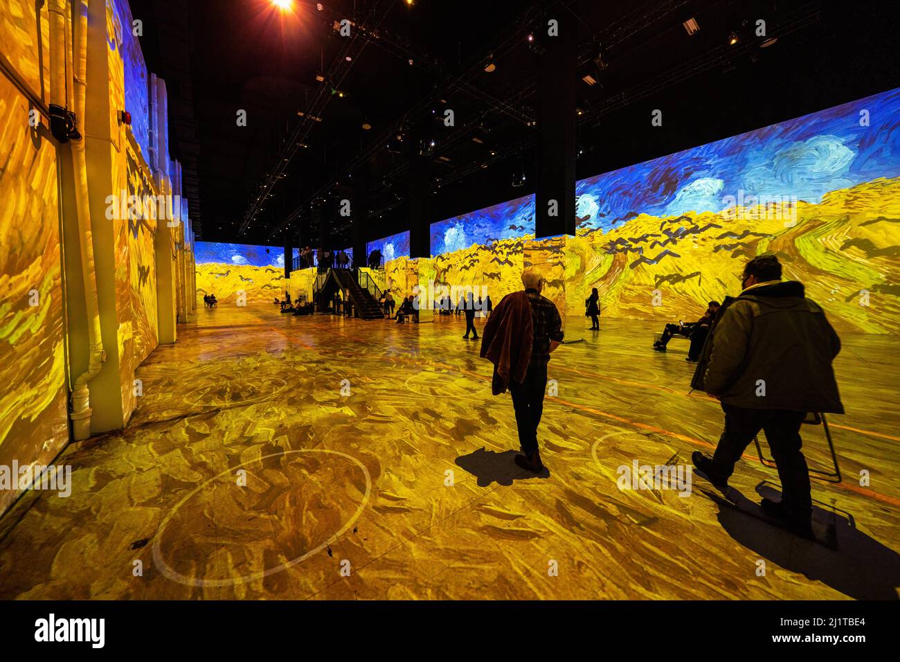 Toronto, Canada. 26th Mar 2022. La gente entra in una coinvolgente mostra d'arte che mostra il lavoro di Van Gogh sui campi di grano. L'immersiva mostra Van Gogh è dedicata alle opere d'arte del pittore Vincent Van Gogh a Toronto, Canada. Trasformando uno spazio di magazzino di 5 piani di 600.000 piedi cubi in una galleria digitale illuminata, oltre 18 mostre simili possono essere attualmente trovate in tutto il Nord America. (Foto di Katherine Cheng/SOPA Images/Sipa USA) Credit: Sipa USA/Alamy Live News Foto Stock