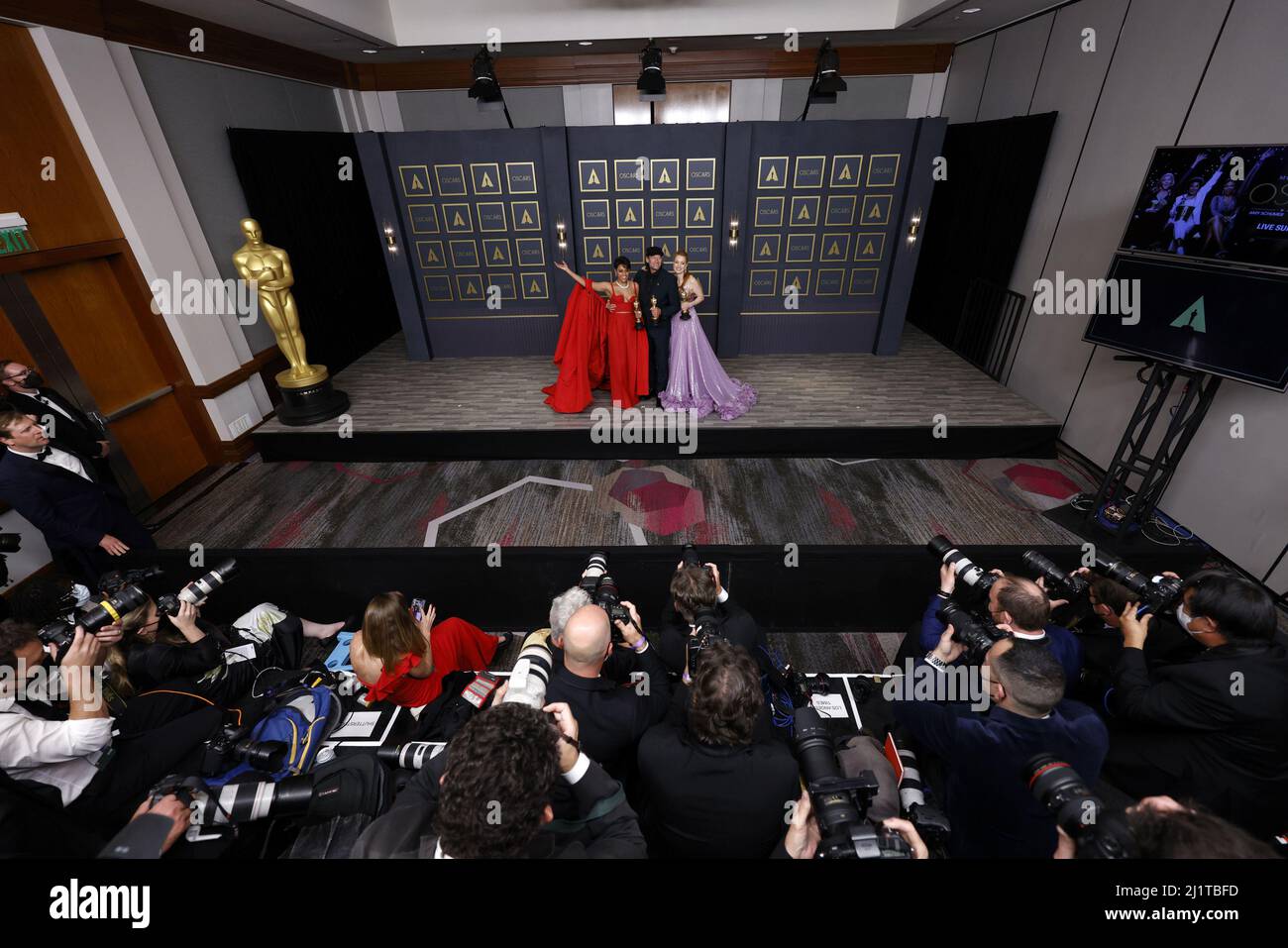 Los Angeles, Stati Uniti. 28th Mar 2022. Vincitore del premio Best attrice in un ruolo di supporto per "West Side Story" Ariana Debose (L), vincitore del premio Best actor in un ruolo di supporto per 'CODA' Troy Kotsur, (C) e vincitore del premio Best attrice in un ruolo di leader per 'The Eyes of Tammy Faye' Jessica Chastain, (R) appaiono sul backstage con i loro Oscar durante i premi annuali 94th dell'Accademia al Loews Hollywood Hotel nella sezione di Hollywood di Los Angeles, California domenica 27 marzo 2022. Foto di John Angelillo/UPI. Credit: UPI/Alamy Live News Foto Stock