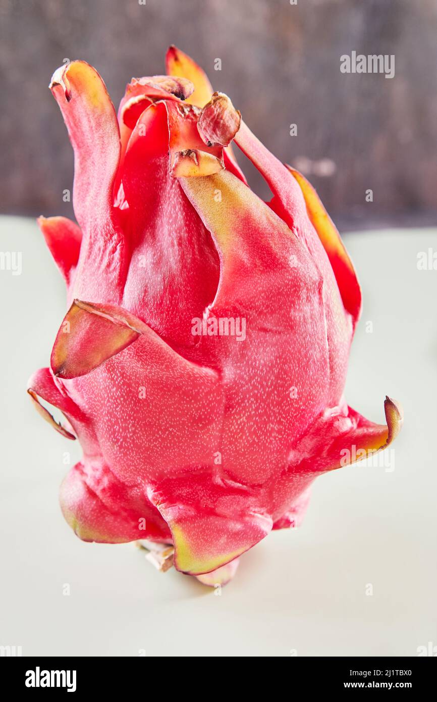 Pitahaya o drago frutta isolato su sfondo bianco e grigio Foto Stock