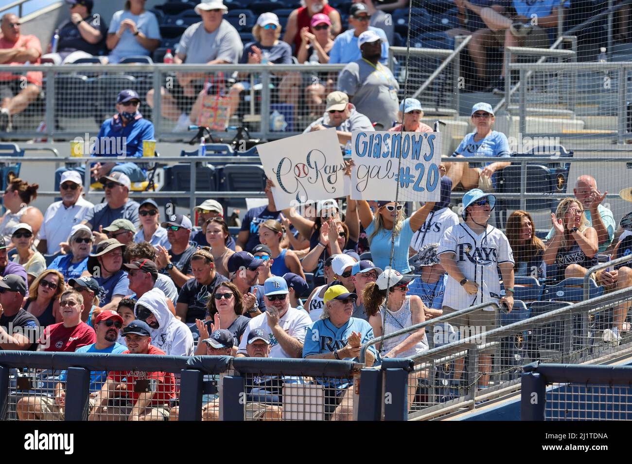 Port Charlotte, Florida USA: Una vista generale dei tifosi al parco durante una partita primaverile di baseball tra i Tampa Bay Rays e gli Atlanta Braves, sabato 27 marzo 2022, al Charlotte Sports Park. I raggi hanno battuto i Braves 4-1. (Kim Hukari/immagine dello sport) Foto Stock