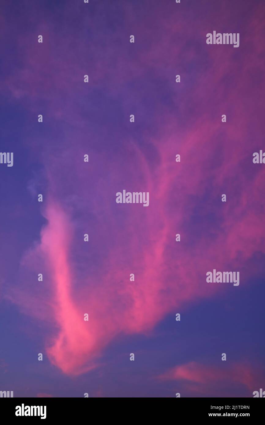 Incredibile cielo nuvoloso blu e viola sfumato con Sunset Afterglow Foto Stock