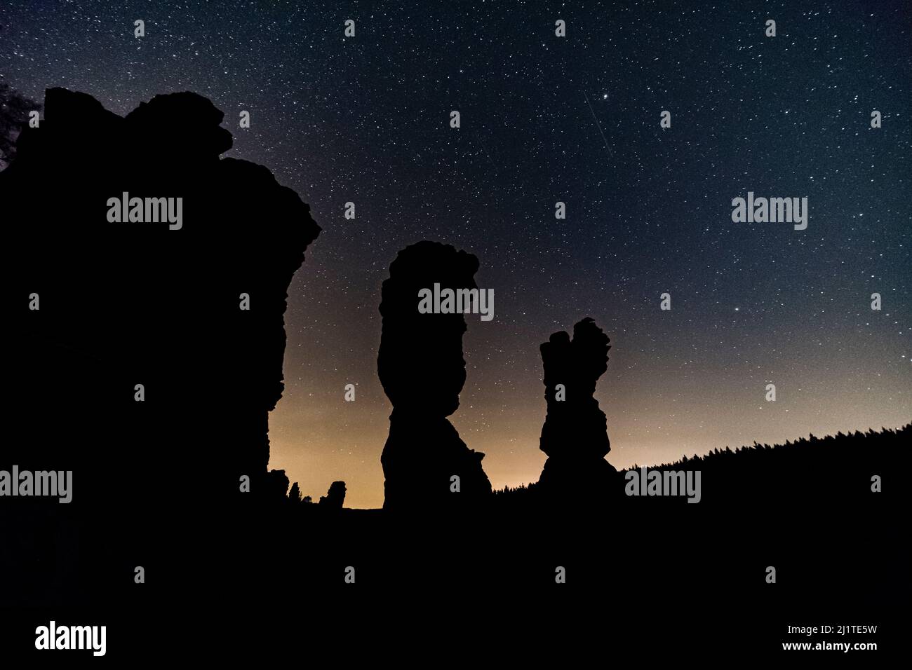 Paesaggio con formazioni rocciose e le cime Herkulessäulen nella zona bielatale del Parco Nazionale Svizzero Sassone di notte. Foto Stock