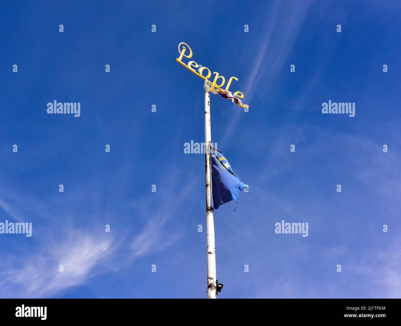 Un vecchio palo di bandiera con la bandiera lacerata del Nevada nella contea di Clark del sud-est, Nevada, USA Foto Stock