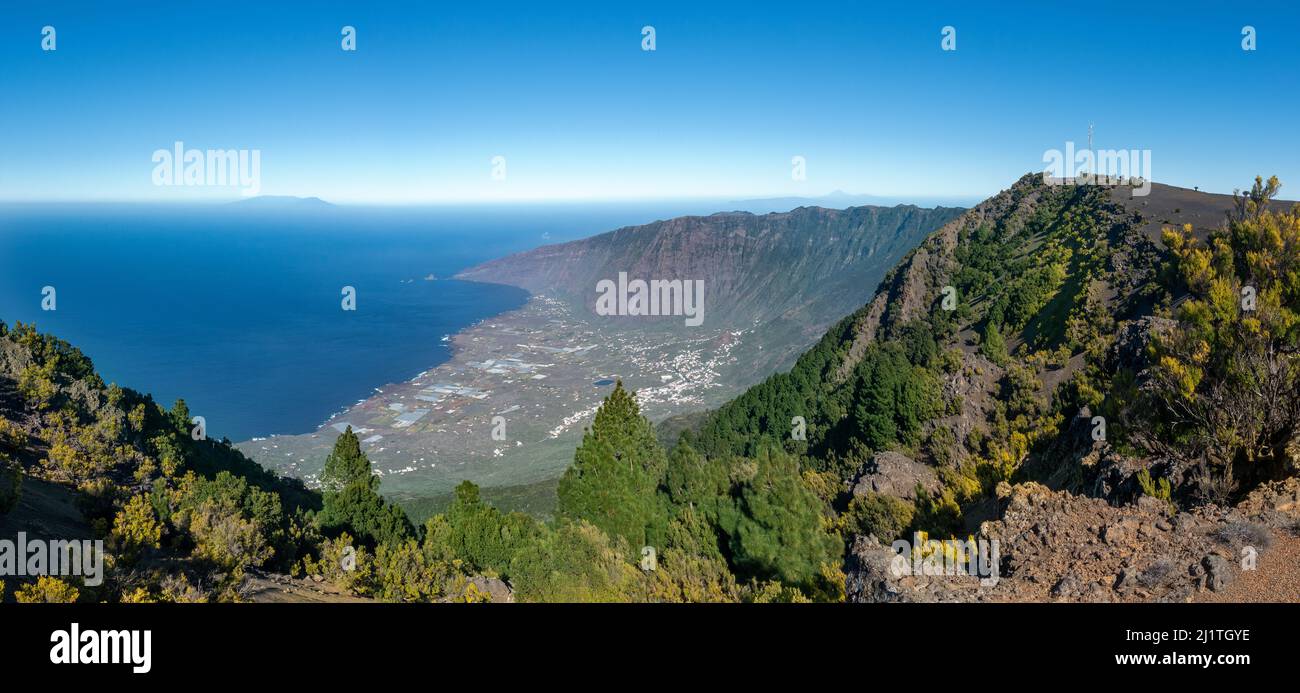 Valle del Golfo, El Hierro - sulla destra la vetta del Pico de Malpaso con albero Foto Stock