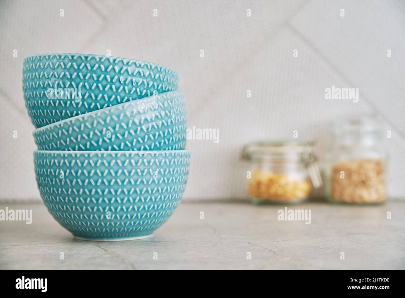 Tre ciotole vuote blu sul tavolo da cucina con spazio copia, vista frontale, interno cucina Foto Stock