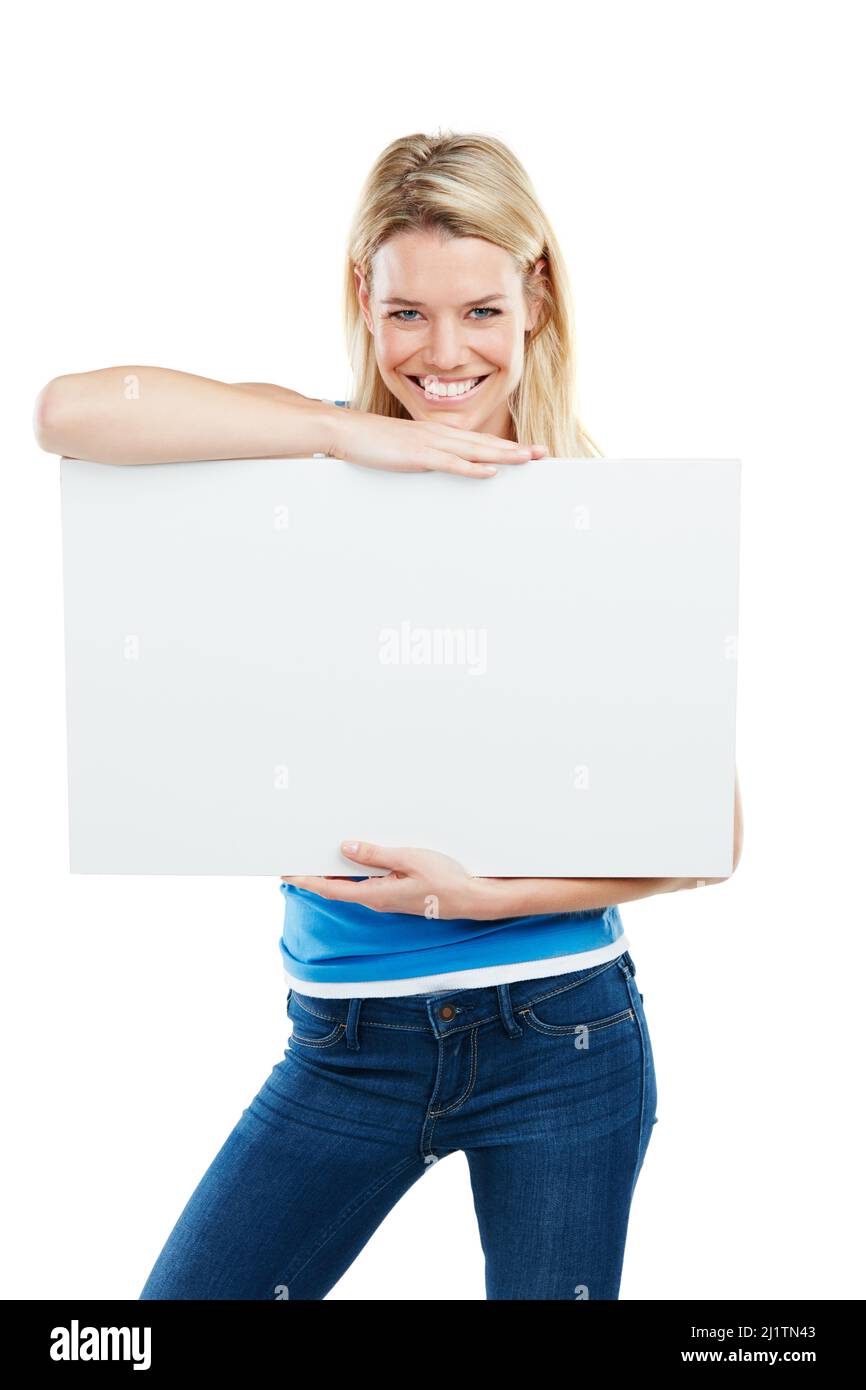 Permettetemi di presentarvi il futuro. Studio girato di una giovane donna attraente che tiene in mano un cartello vuoto. Foto Stock