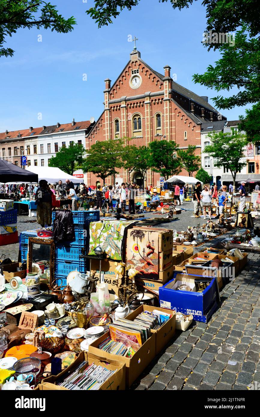 Il mercato delle pulci di Pl. Du Jeu de Balle a Bruxelles, Belgio. Foto Stock