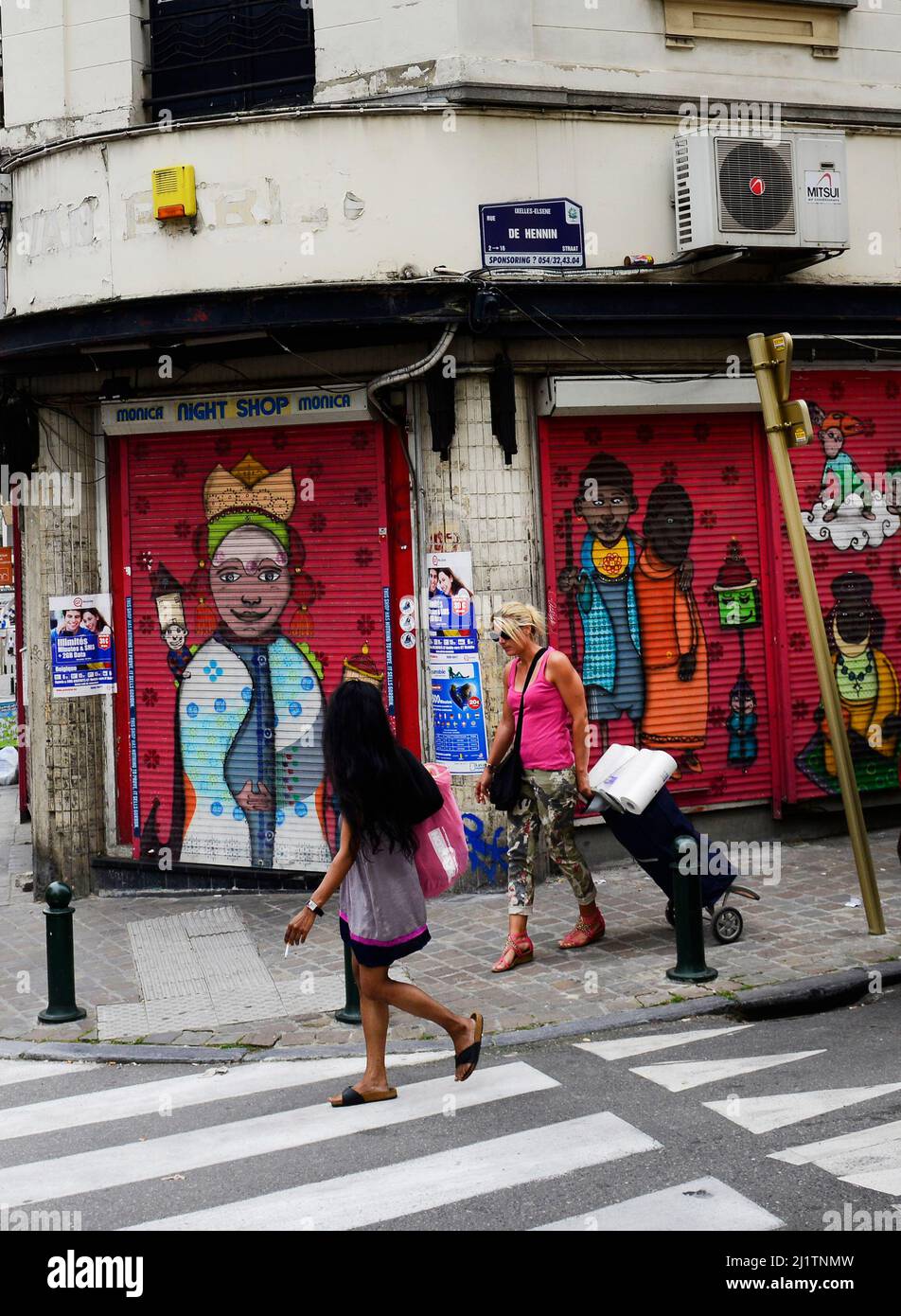Dipinti colorati sui negozi di Rue de Hennin a Bruxelles, Belgio. Foto Stock