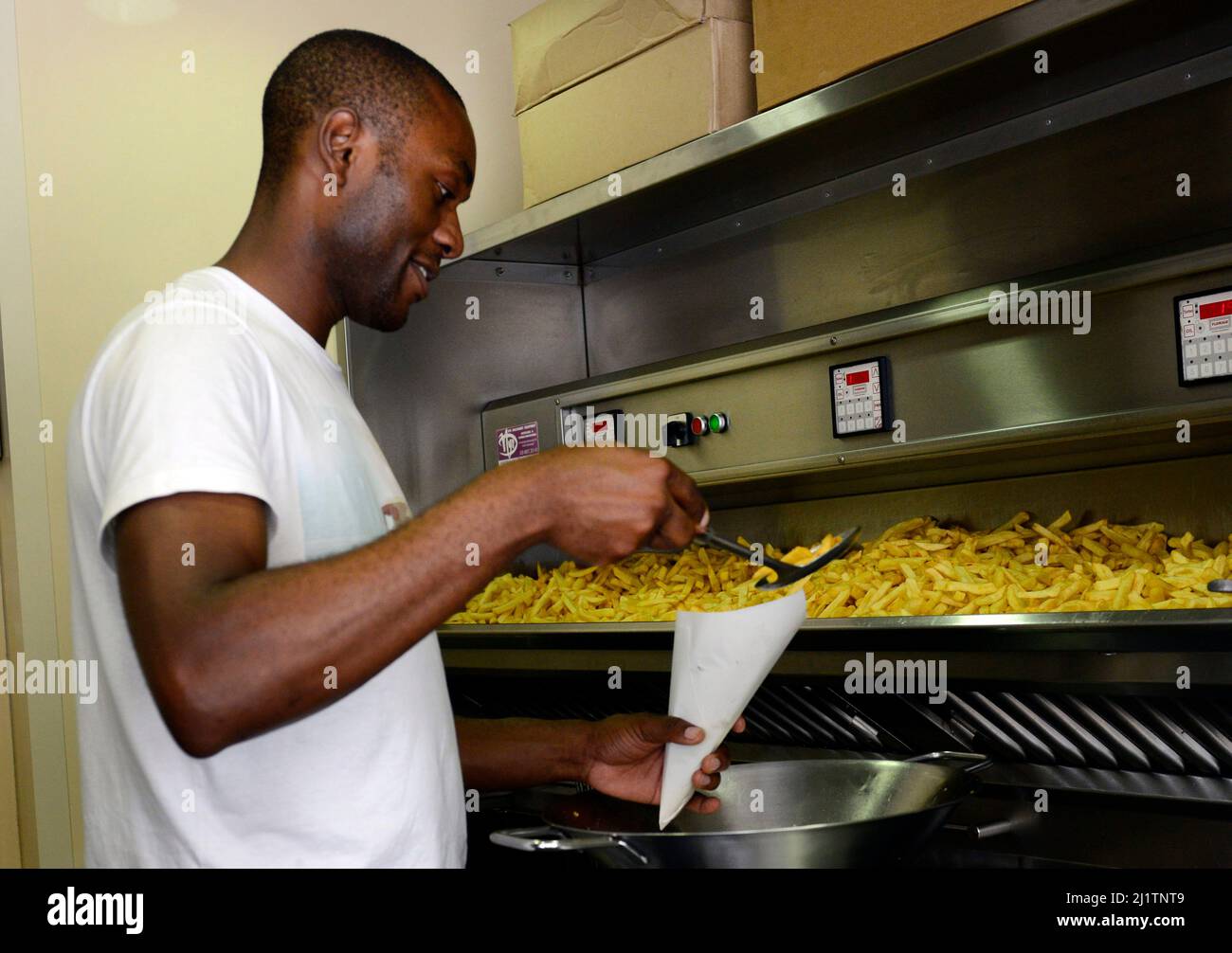 Frittura di Frites belgi freschi a frit Flagey in Place Eugene Flagey a Bruxelles, Belgio. Foto Stock