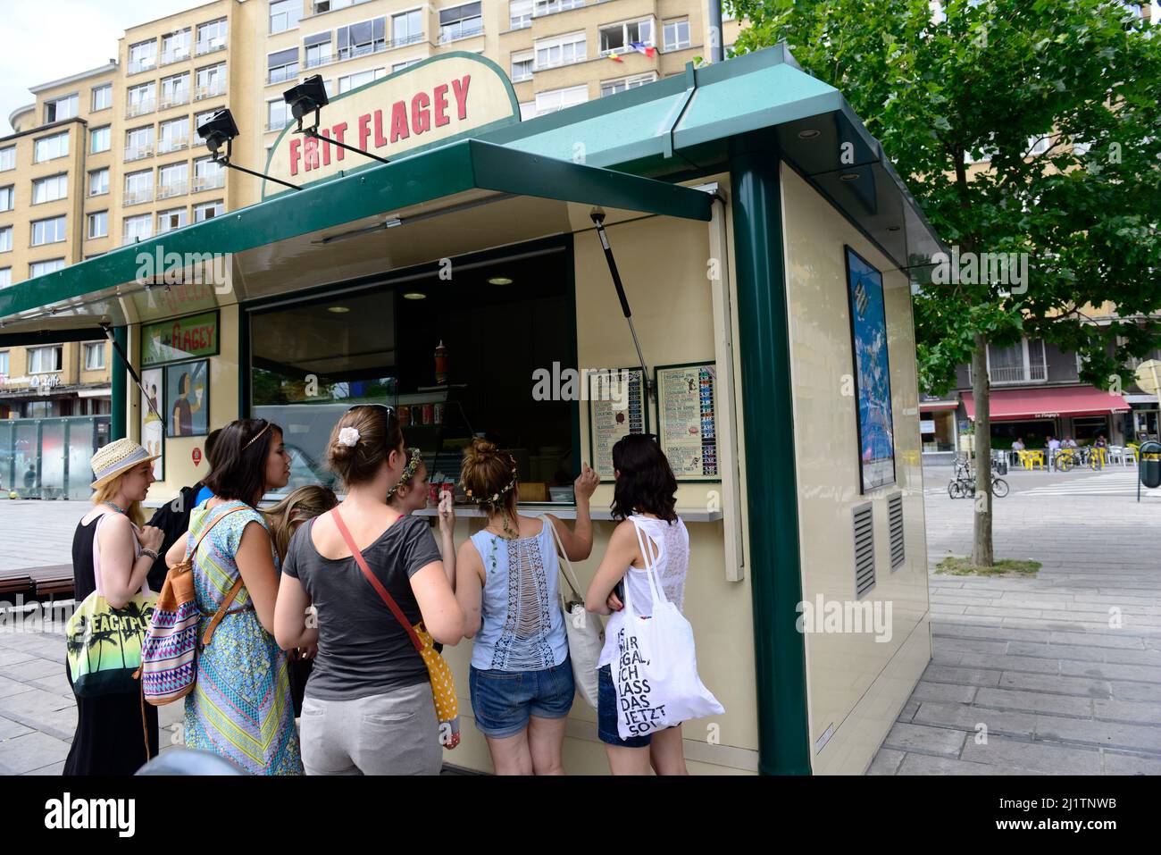 Coronato in attesa dei loro riti da frit Flagey in Place Eugene Flagey a Bruxelles, Belgio. Foto Stock