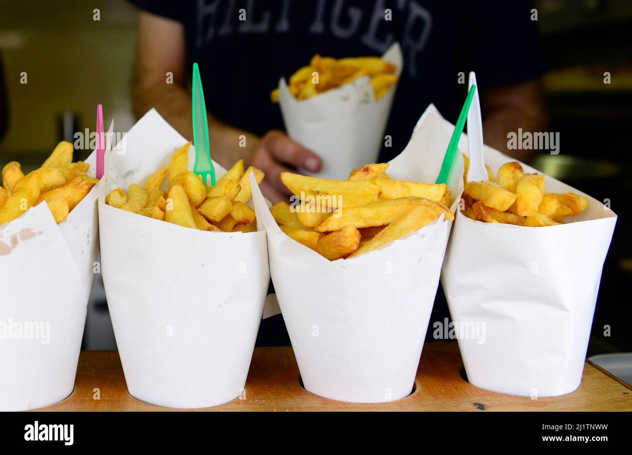 Frites belgi freschi di Flagey fritta in Place Eugene Flagey a Bruxelles, Belgio. Foto Stock