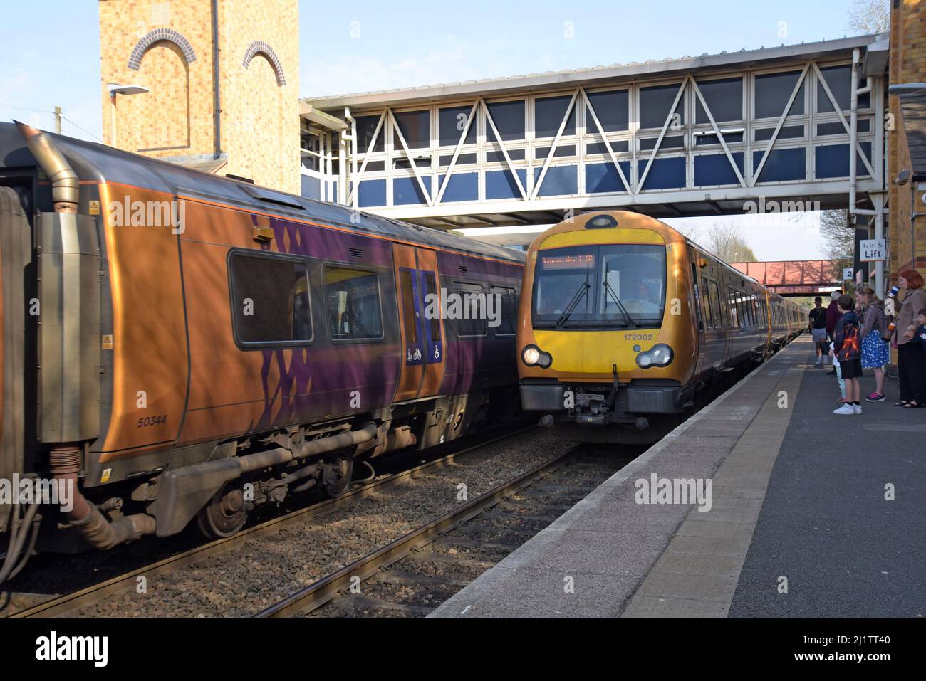 I passeggeri aspettano sulla piattaforma alla stazione ferroviaria di Kidderminster mentre un treno TurboStar West Midlands Railway Class 172 arriva alla piattaforma, 03/22 Foto Stock