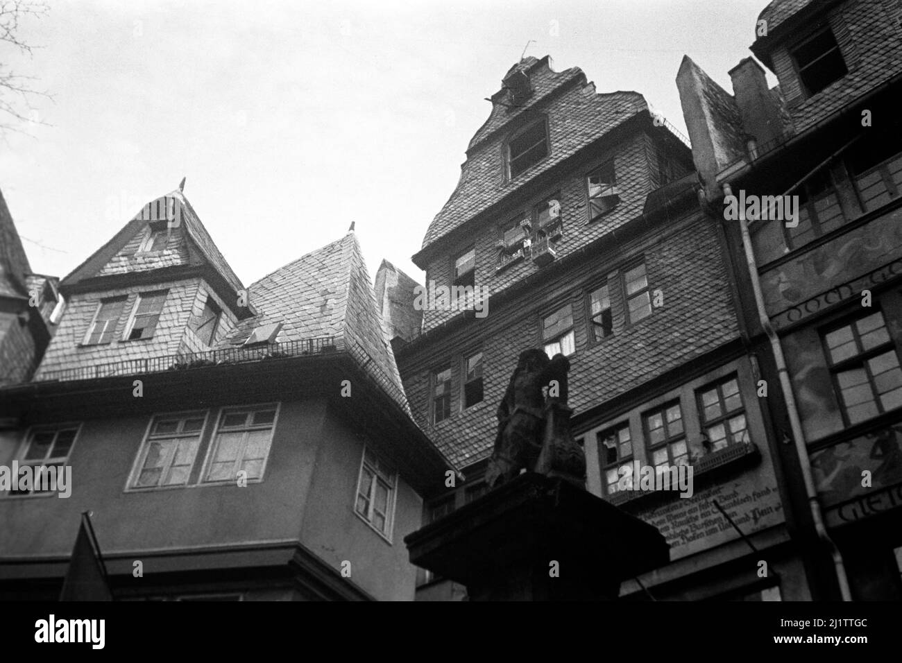 Haus zum Hasen und Pesthaus in der Altstadt von Frankfurt am Main, späte 1930er Jahre. Casa di Lepre e Plague House nel centro storico di Francoforte sul meno, fine 1930s. Foto Stock