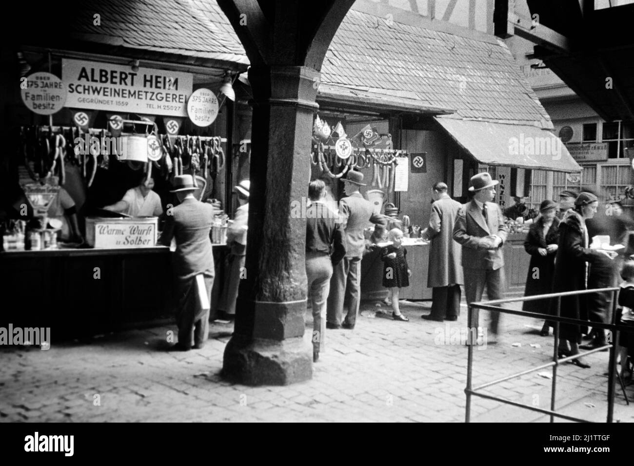 Fleischmarkt in der Altstadt von Frankfurt am Main, späte 1930er Jahre. Mercato della carne nella città vecchia di Francoforte sul meno, fine 1930s. Foto Stock