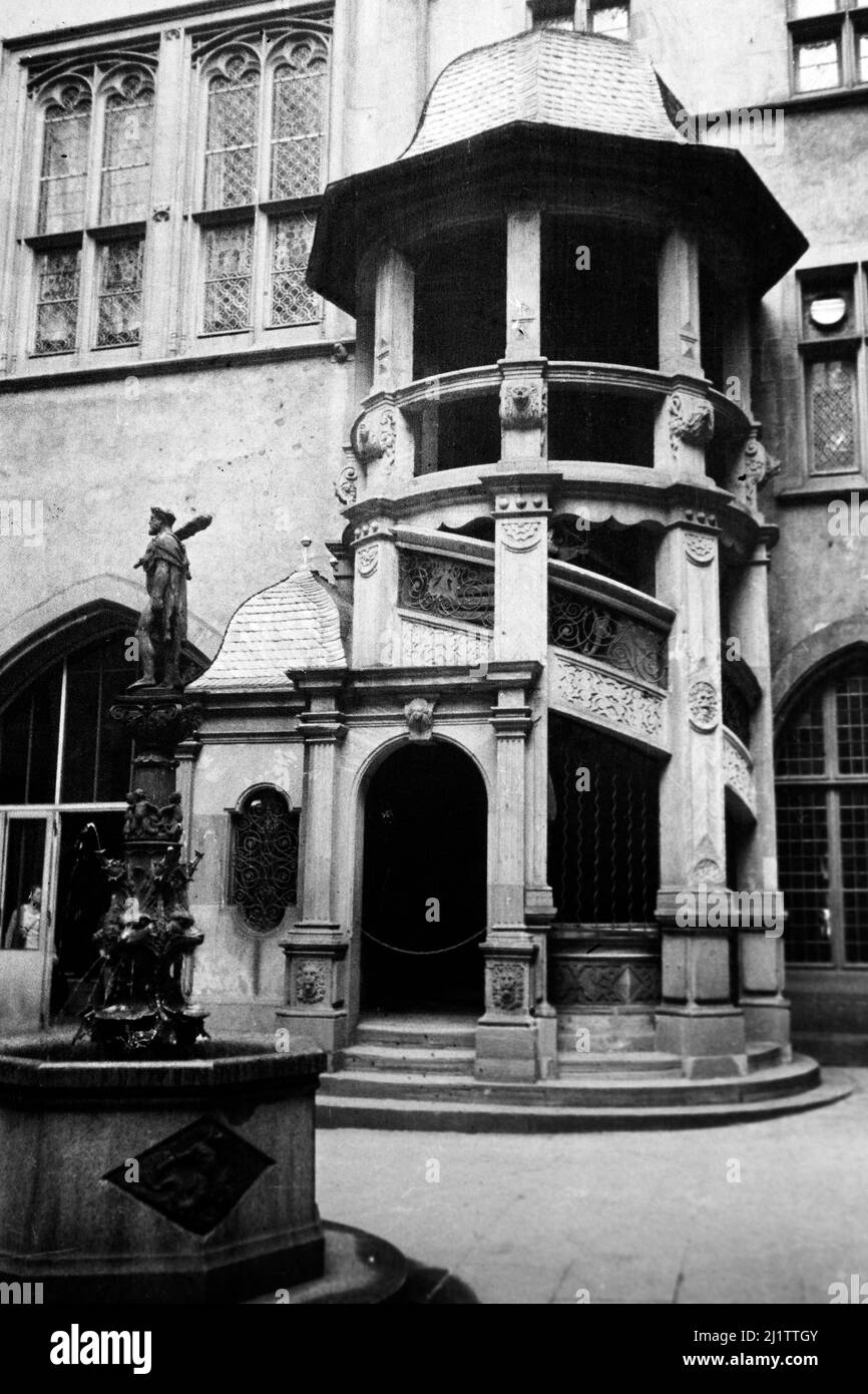 Renaissance-Treppenturm und Herkulesbrunnen im Römerhöfchen in der Altstadt von Frankfurt am Main, späte 1930er Jahre. La torre a scala in stile rinascimentale e la fontana di Ercole in uno dei cortili del municipio chiamato Römerhöfchen nella città vecchia di Francoforte sul meno, fine del 1930s. Foto Stock