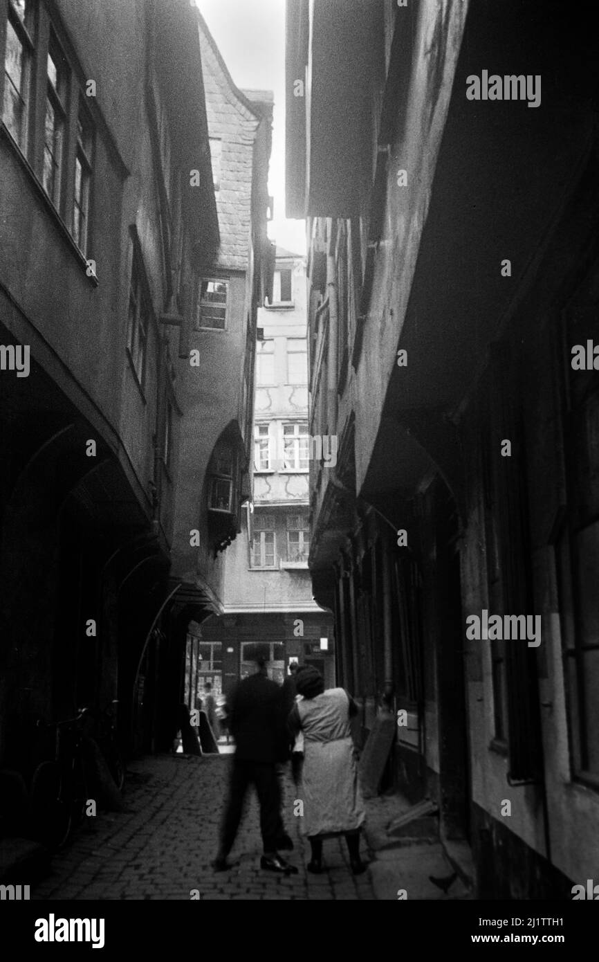 Gasse in der Altstadt von Frankfurt am Main, späte 1930er Jahre. Vicolo nel centro storico di Francoforte sul meno, fine 1930s. Foto Stock