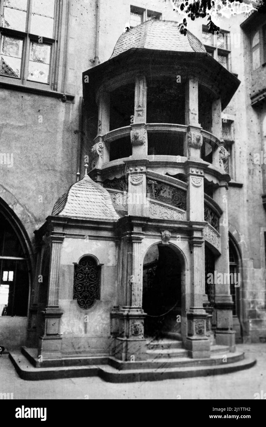 Renaissance-Treppenturm im Römerhöfchen in der Altstadt von Frankfurt am Main, späte 1930er Jahre. La torre a scala in stile rinascimentale si trova in uno dei cortili del municipio chiamato Römerhöfchen, nella città vecchia di Francoforte sul meno, alla fine del 1930s. Foto Stock