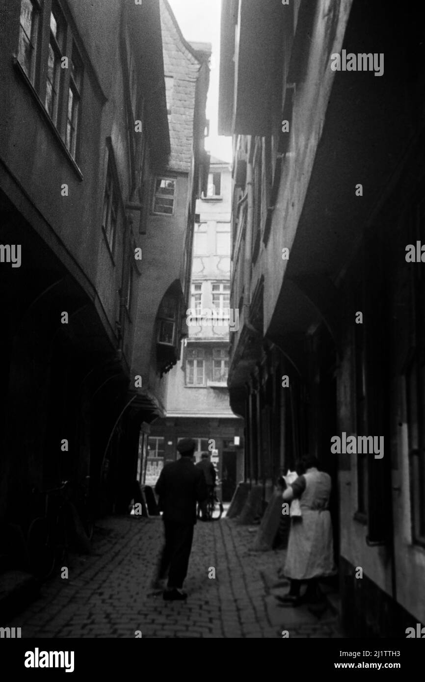 Gasse in der Altstadt von Frankfurt am Main, späte 1930er Jahre. Vicolo nel centro storico di Francoforte sul meno, fine 1930s. Foto Stock