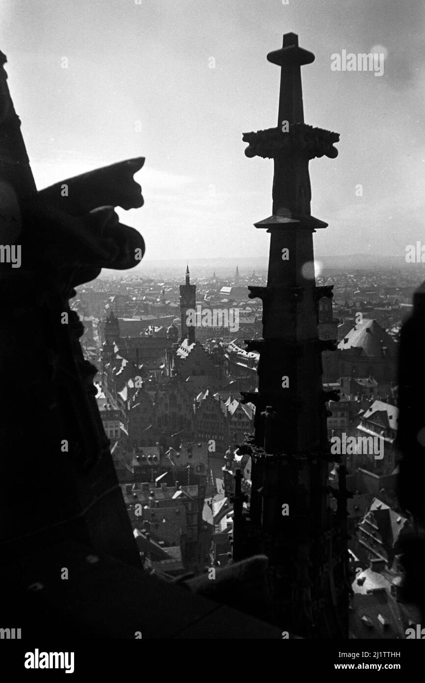 Blick auf die Altstadt vom Frankfurter Dom, späte 1930er Jahre. Vista della città vecchia vista dalla cattedrale di Francoforte, fine 1930s. Foto Stock