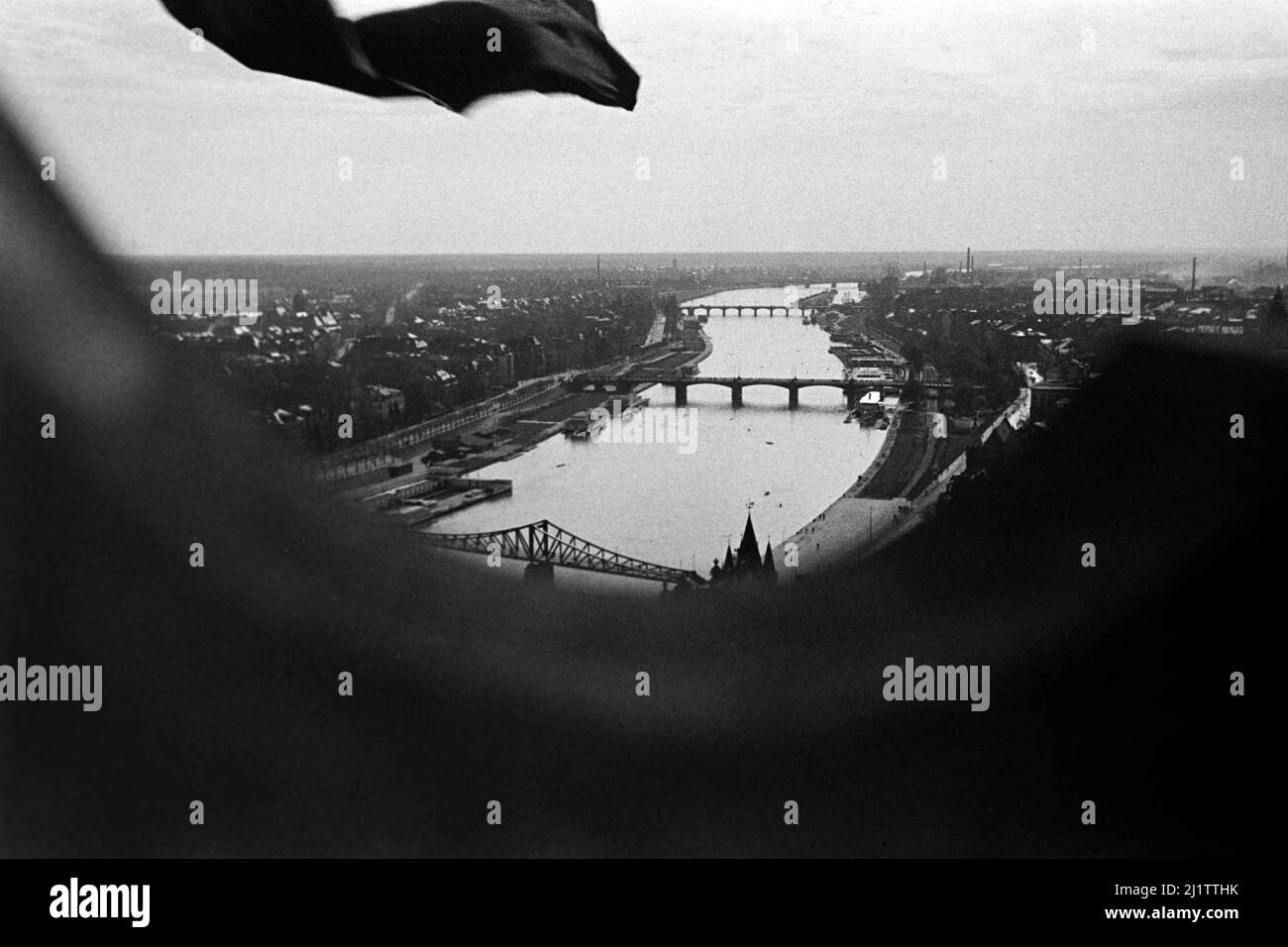 Blick auf Brücken über dem Main vom Frankfurter Dom, späte 1930er Jahre. Vista dei ponti che attraversano il fiume meno come visto dalla cattedrale di Francoforte, fine 1930s. Foto Stock