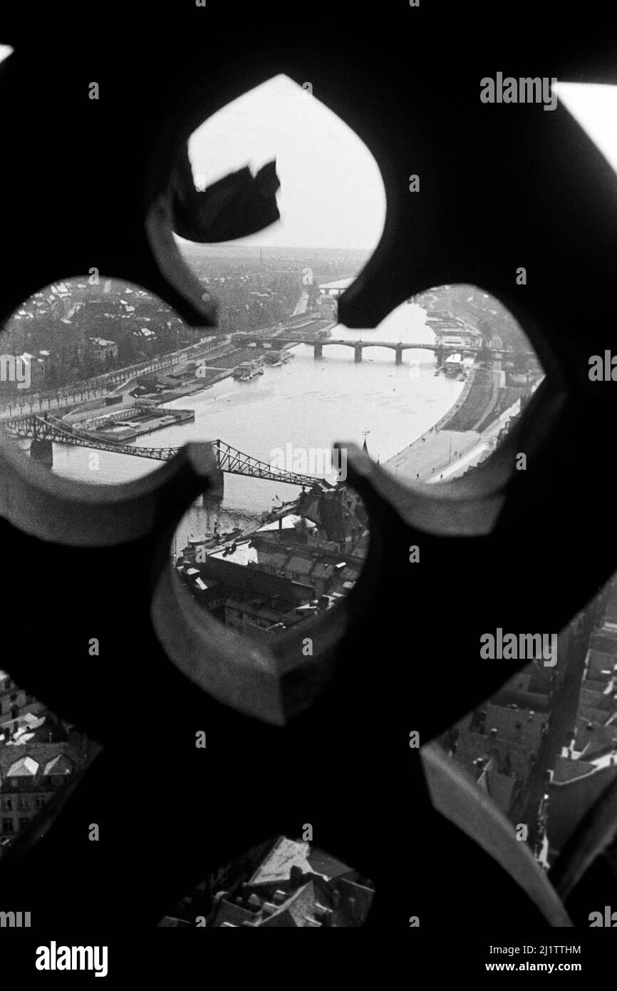 Blick auf Brücken über dem Main vom Frankfurter Dom, späte 1930er Jahre. Vista dei ponti che attraversano il fiume meno come visto dalla cattedrale di Francoforte, fine 1930s. Foto Stock